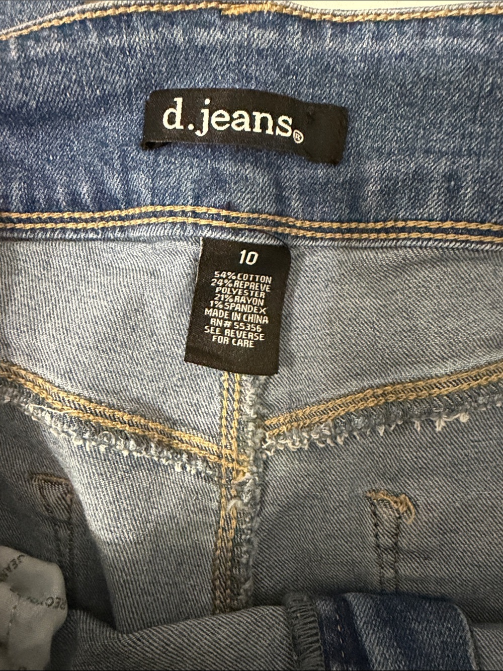 d. jeans Womens Classic Blue Wash Cropped Jeans - Picture 4 of 5